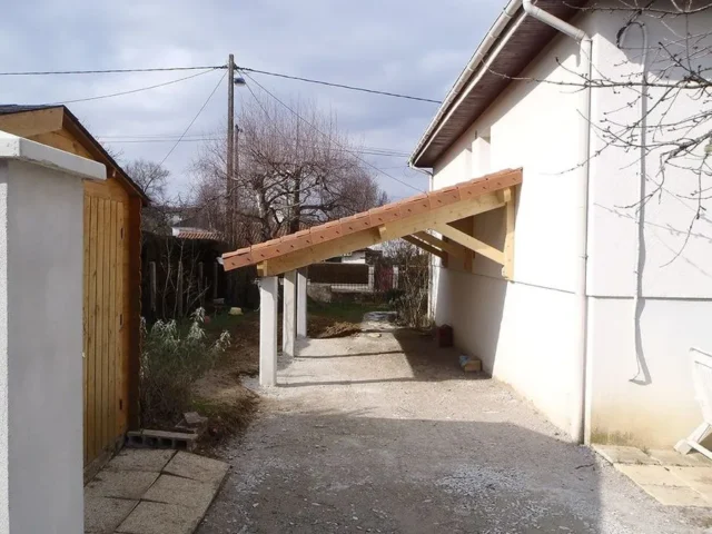 Abri accolé sur poteaux en béton - Aixe-sur-Vienne